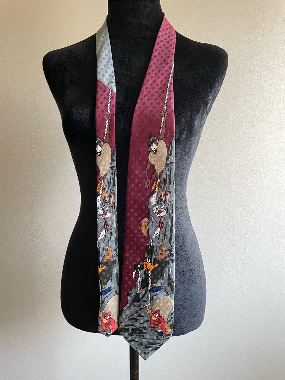 Vintage Looney Tunes Novelty Tie Made in Canada Bugs Bunny Daffy Duck Taz 57”